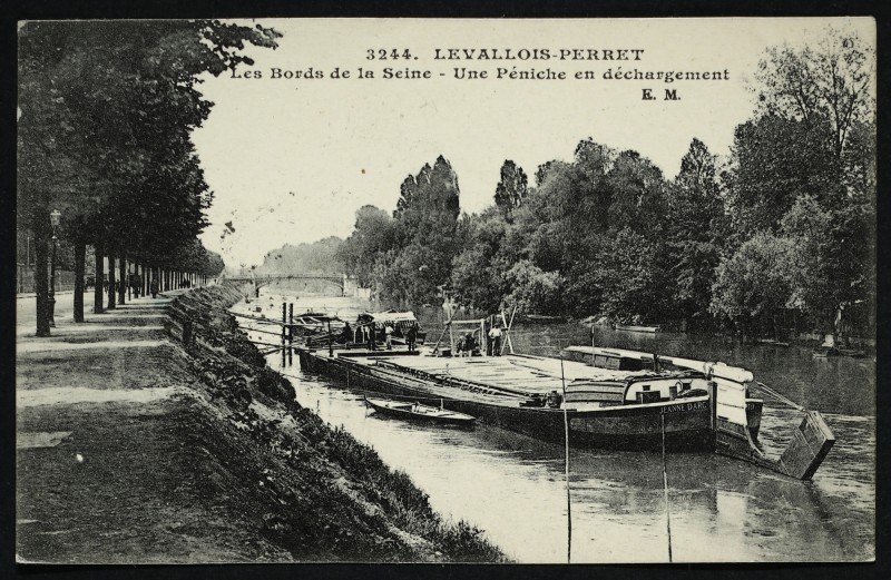 Carte postale ancienne Les Bords de la Seine - Une péniche en déchargement à Levallois-Perret