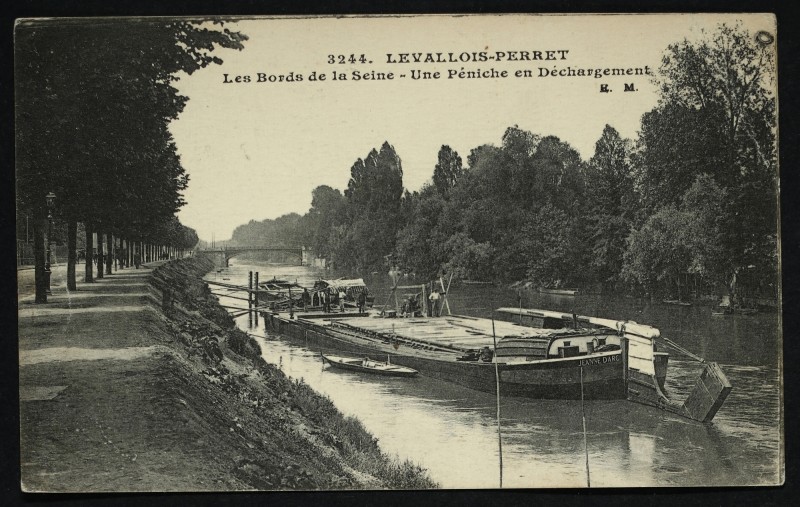 Carte postale ancienne Les Bords de la Seine - Une péniche en déchargement à Levallois-Perret