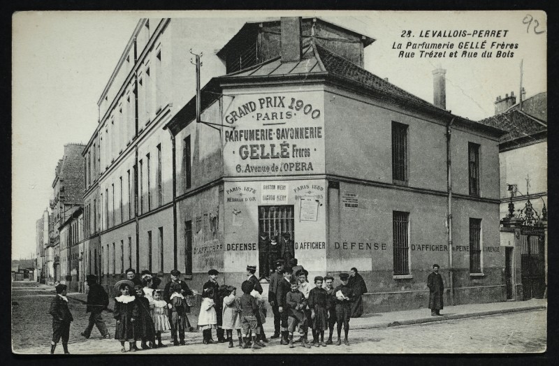 Carte postale ancienne La Parfumerie Gellé Frères, Rue Trézel et Rue du Bois à Levallois-Perret