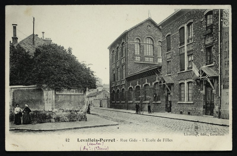 Carte postale ancienne Rue Gide - L'Ecole des Filles à Levallois-Perret