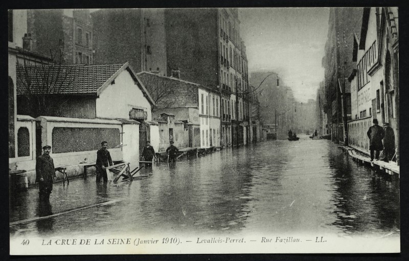 Carte postale ancienne Rue Fazillau à Levallois-Perret
