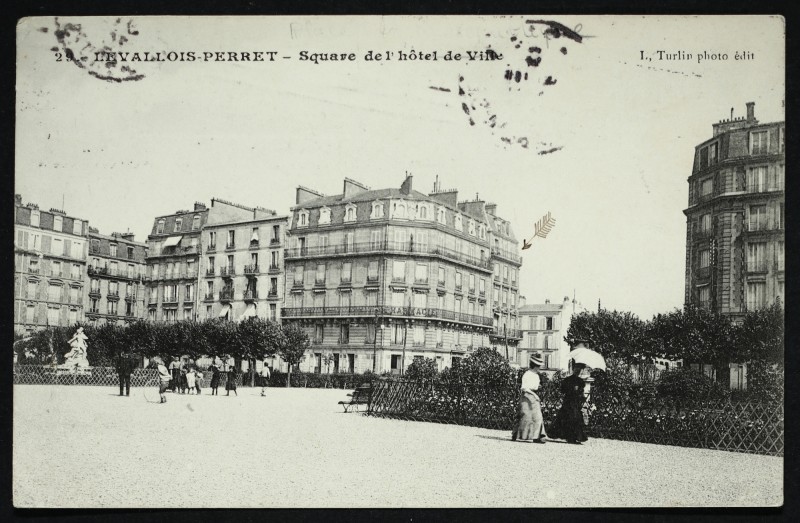 Carte postale ancienne Square de l'hôtel de Ville à Levallois-Perret