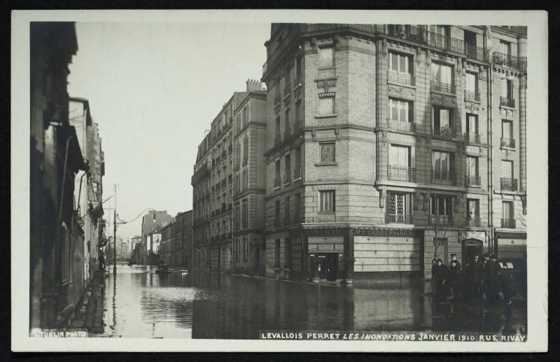 Carte postale ancienne Rue Rivay à Levallois-Perret