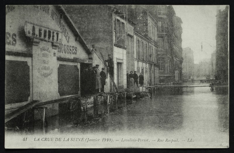 Carte postale ancienne Rue Raspail à Levallois-Perret