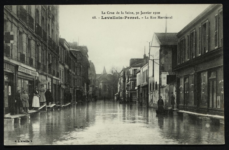 Carte postale ancienne La Rue Martinval à Levallois-Perret