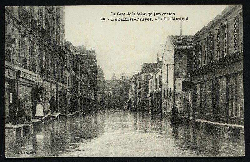 Carte postale ancienne La Rue Martinval à Levallois-Perret