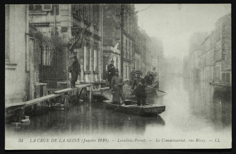 Carte postale ancienne Le Commissariat, rue Rivay à Levallois-Perret