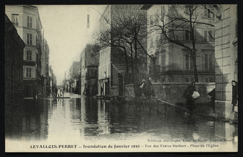 Carte postale ancienne Rue des Frères Herbert - Place de l'Eglise à Levallois-Perret
