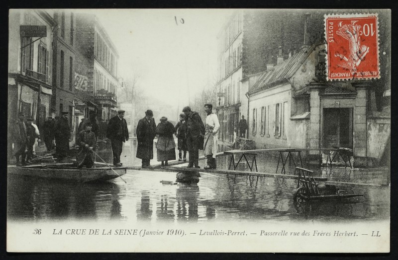 Carte postale ancienne Passerelle rue des Frères Herbert à Levallois-Perret