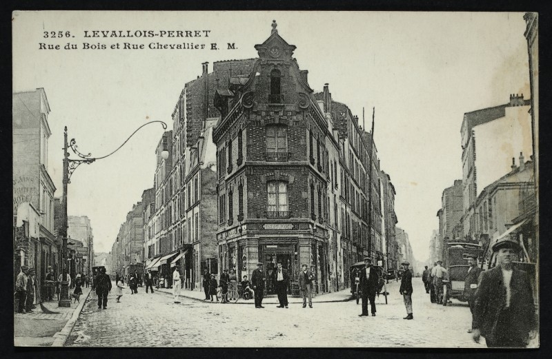 Carte postale ancienne Rue du Bois et Rue Chevallier à Levallois-Perret
