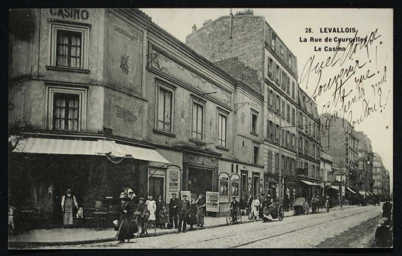 Carte postale ancienne La Rue de Courcelles - Le casino à Levallois-Perret