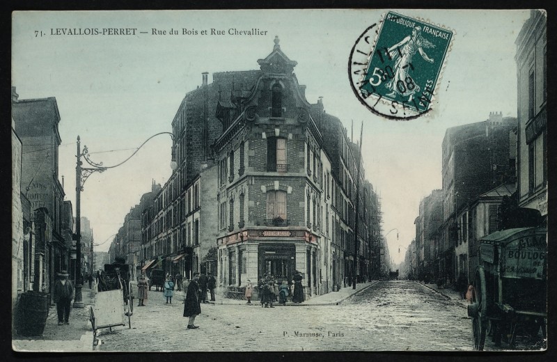Carte postale ancienne La rue Carnot [Marché] à Levallois-Perret