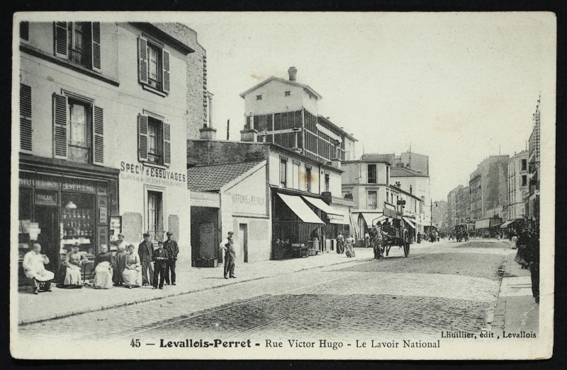 Carte postale ancienne Rue Victor-Hugo - Le Lavoir National à Levallois-Perret