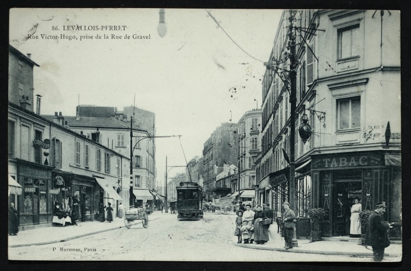Carte postale ancienne Rue Victor-Hugo prise de la Rue de Gravel à Levallois-Perret