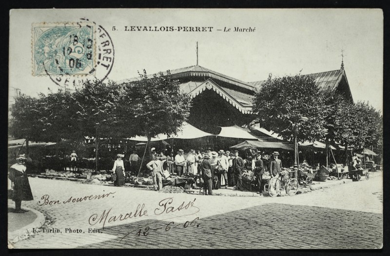 Carte postale ancienne Le Marché à Levallois-Perret