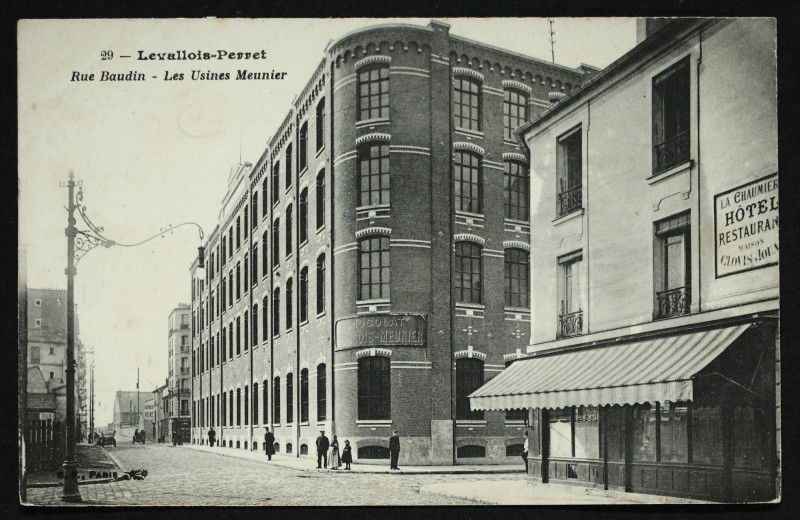 Carte postale ancienne Rue Baudin - Les Usines Meunier à Levallois-Perret