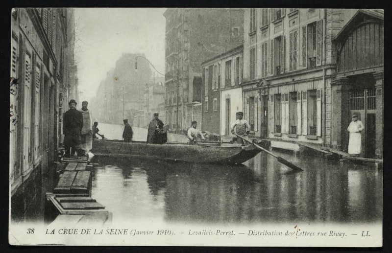 Carte postale ancienne Distribution des Lettres rue Rivay à Levallois-Perret