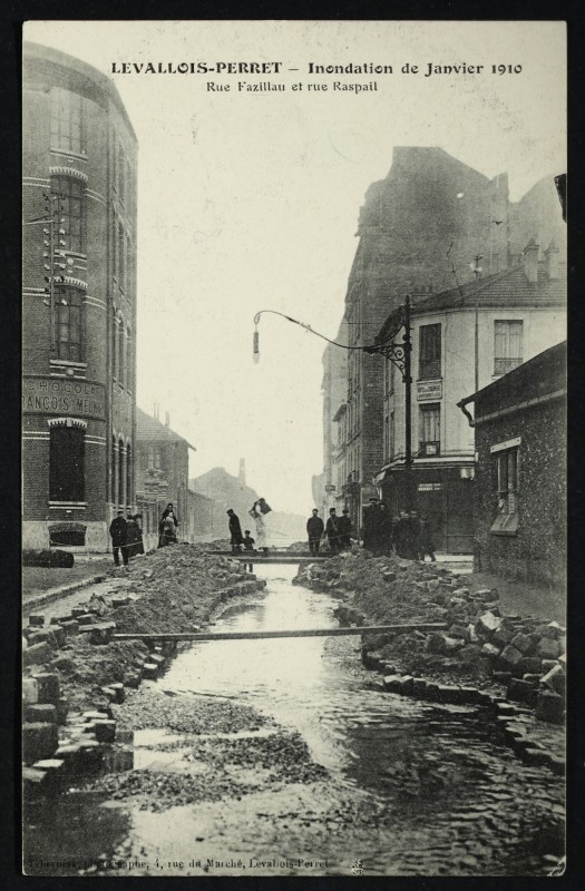 Carte postale ancienne Rue Fazillau et rue Raspail à Levallois-Perret