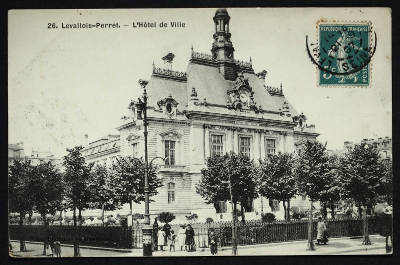 Carte postale ancienne L'Hotel de Ville à Levallois-Perret