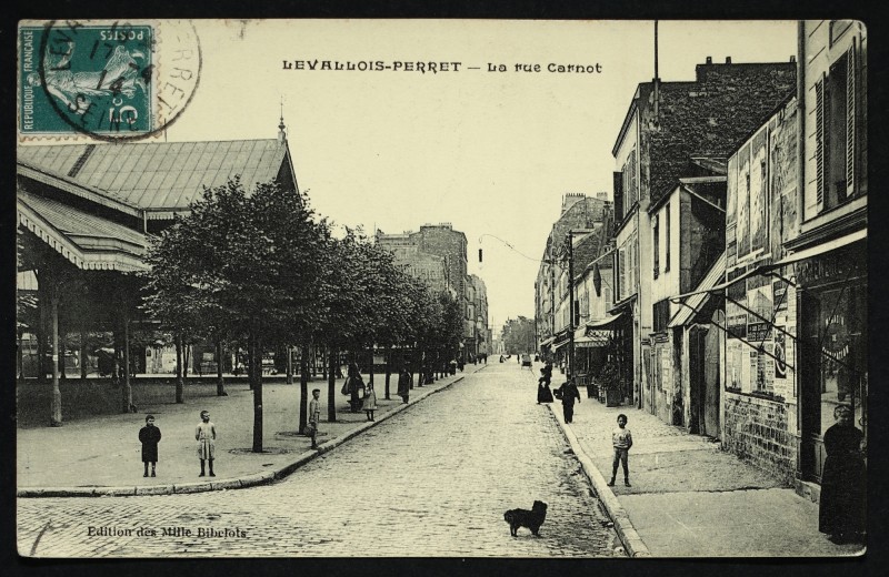 Carte postale ancienne La rue Carnot [Marché] à Levallois-Perret