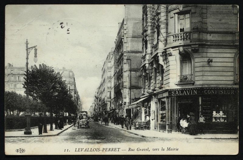 Carte postale ancienne Rue Gravel, vers la Mairie à Levallois-Perret