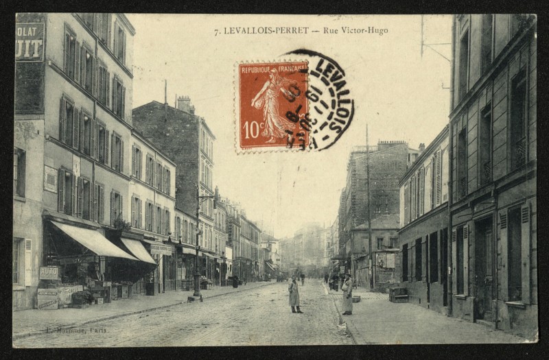 Carte postale ancienne Levallois-Perret - Rue Victor-Hugo. à Levallois-Perret