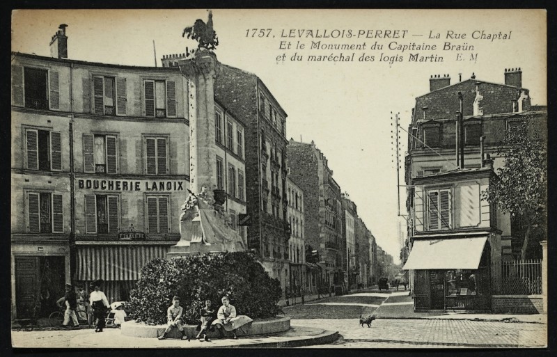 Carte postale ancienne La Rue Chaptal - Le Monument du Capitaine Braün et du maréchal des logis Martin à Levallois-Perret