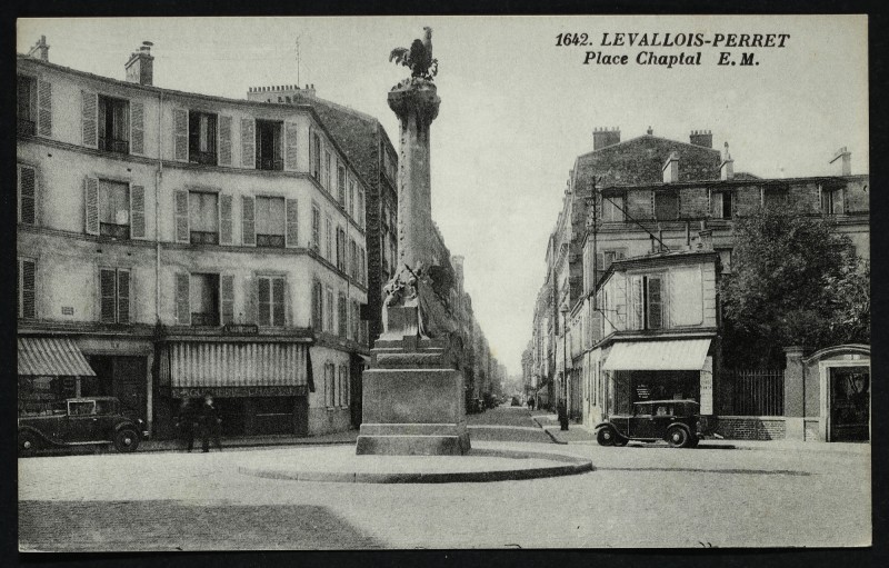 Carte postale ancienne Place Chaptal à Levallois-Perret