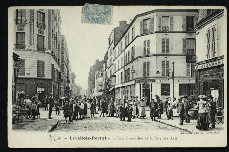 Carte postale ancienne La Rue Chevallier et la Rue des Arts à Levallois-Perret
