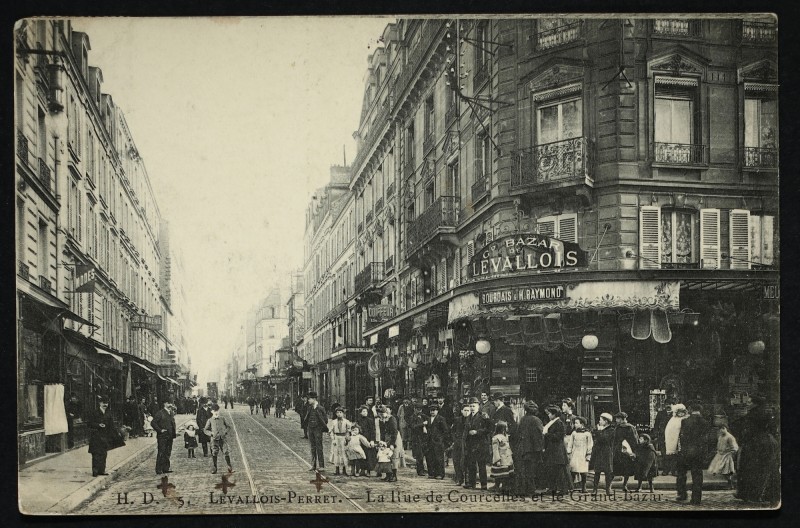 Carte postale ancienne La Rue de Courcelles et le Grand Bazar à Levallois-Perret