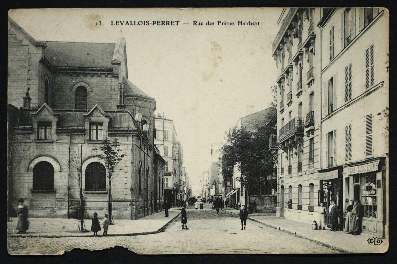 Carte postale ancienne Rue des Frères Herbert à Levallois-Perret