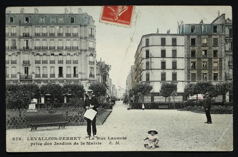Carte postale ancienne La Rue Lannois prise des Jardins de la Mairie à Levallois-Perret