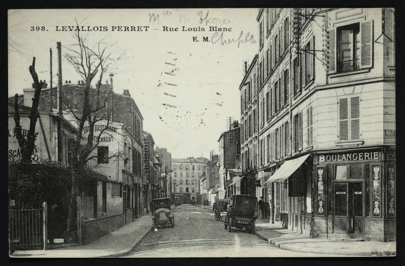 Carte postale ancienne Rue Louis Blanc à Levallois-Perret