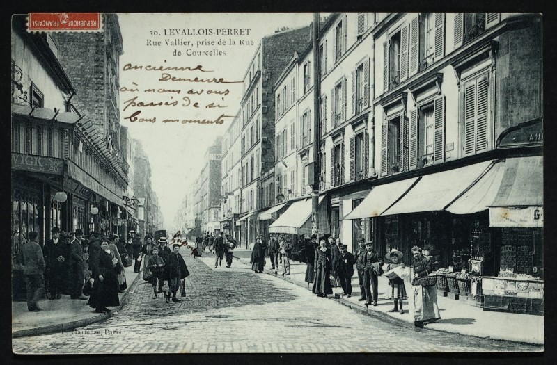 Carte postale ancienne Rue Vallier, prise de la Rue de Courcelles à Levallois-Perret