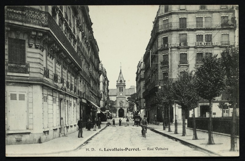 Carte postale ancienne Rue Voltaire à Levallois-Perret