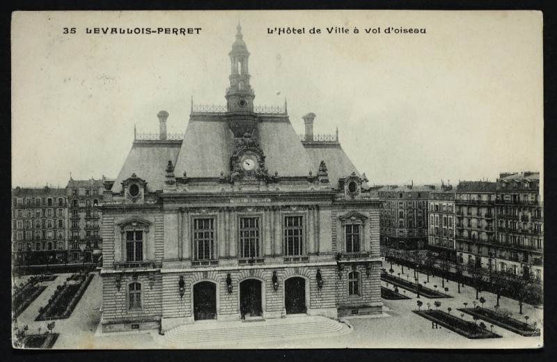 Carte postale ancienne L'Hôtel de Ville à vol d'oiseau à Levallois-Perret