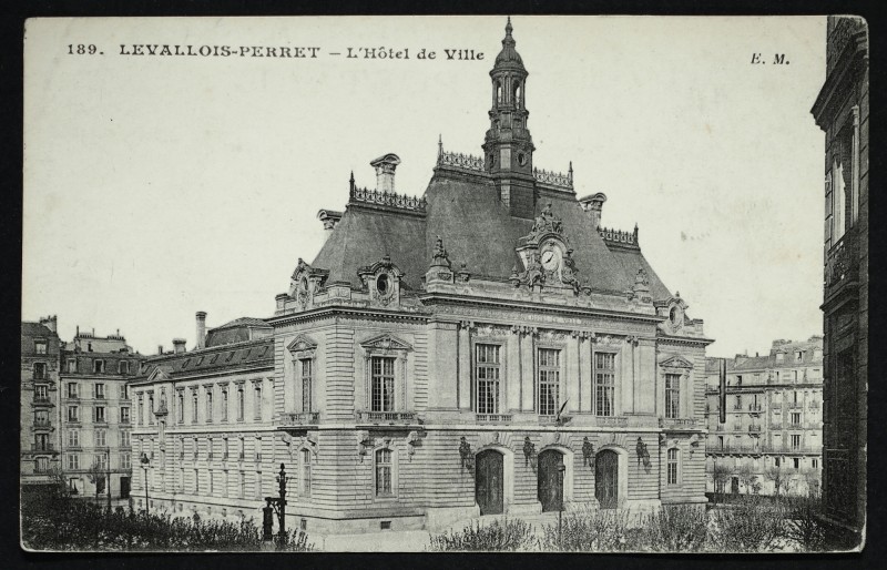Carte postale ancienne L'Hôtel de Ville à Levallois-Perret