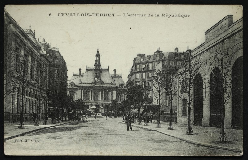 Carte postale ancienne L'avenue de la République à Levallois-Perret