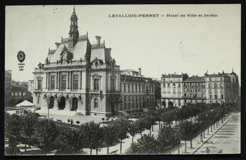 Carte postale ancienne Jardins de l'Hôtel de Ville à Levallois-Perret