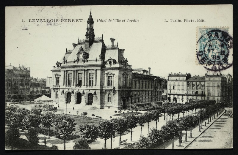 Carte postale ancienne Hôtel de Ville et Jardin à Levallois-Perret