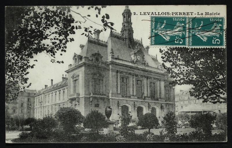 Carte postale ancienne Un coin du square de l'Hôtel de Ville à Levallois-Perret