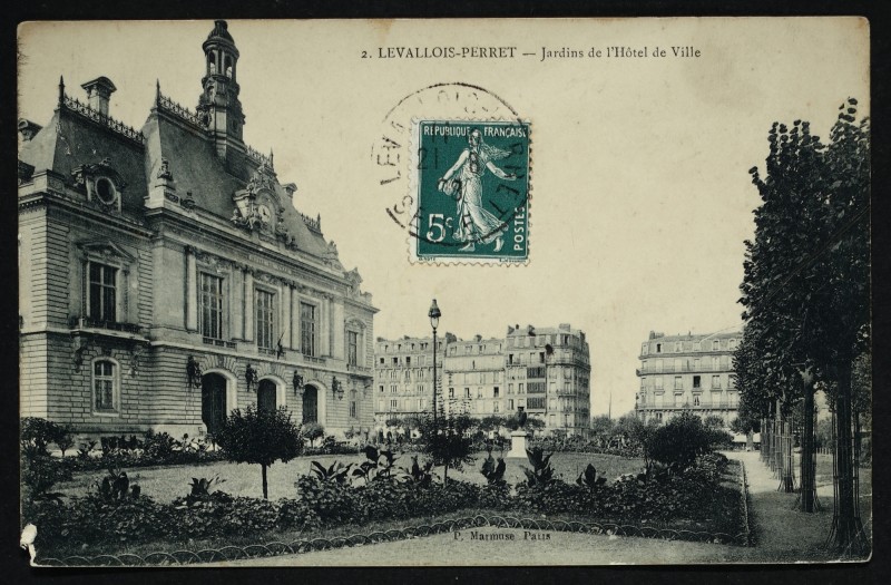 Carte postale ancienne Jardins de l'Hôtel de Ville à Levallois-Perret