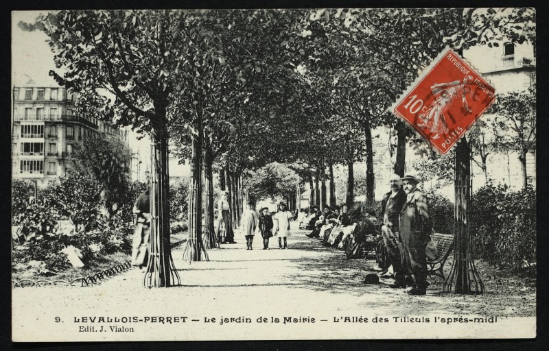 Carte postale ancienne Le jardin de la Mairie - L'Allée des Tilleuls l'après-midi à Levallois-Perret