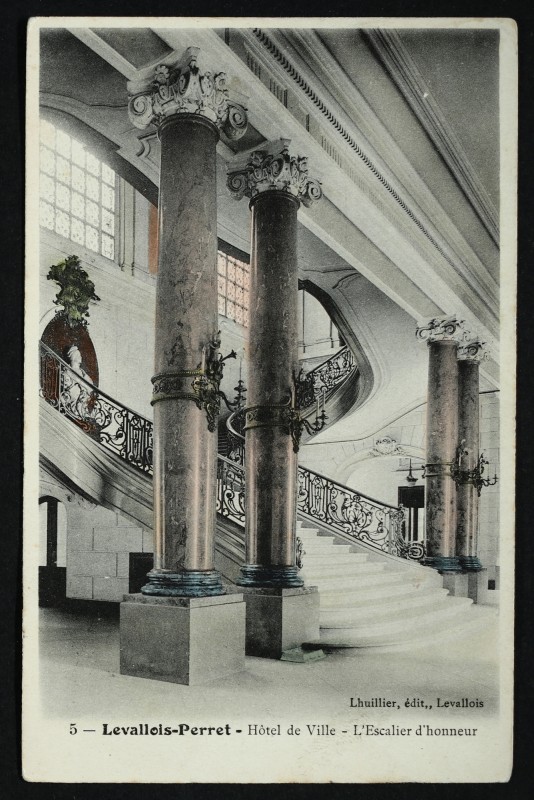 Carte postale ancienne Hôtel de Ville - L'Escalier d'honneur à Levallois-Perret