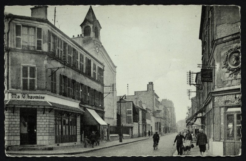 Carte postale ancienne Rue Pierre Larousse et l'Eglise à Malakoff