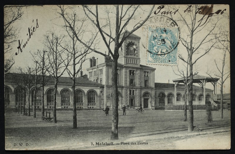 Carte postale ancienne Place des Ecoles à Malakoff