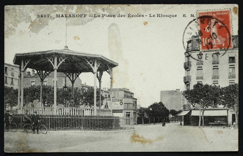 Carte postale ancienne La Place des Ecoles - Le Kiosque à Malakoff