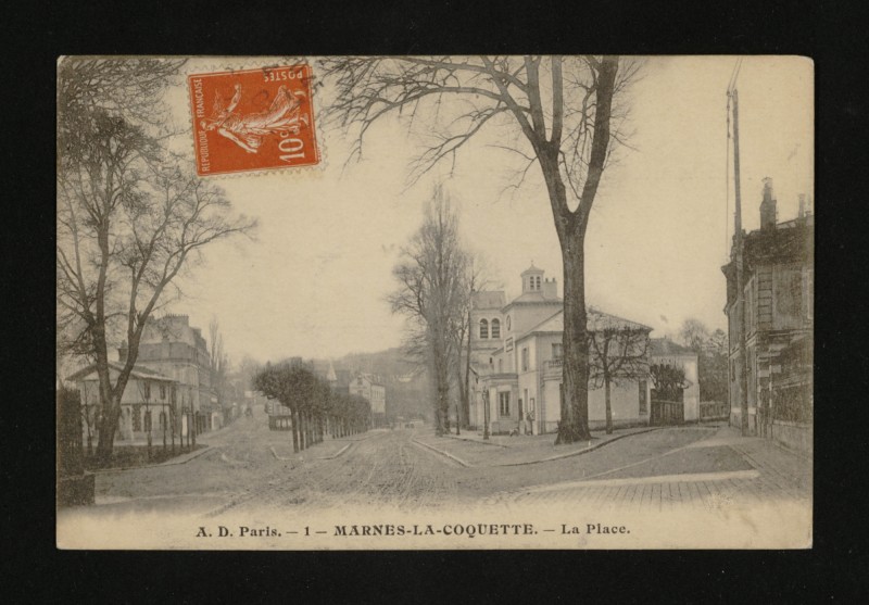 Carte postale ancienne La Place à Marnes-la-Coquette