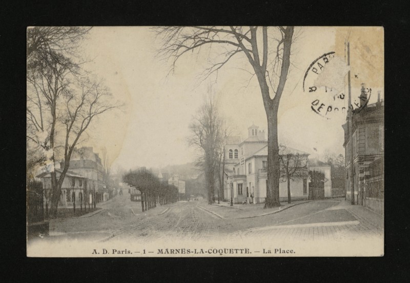 Carte postale ancienne La Place à Marnes-la-Coquette