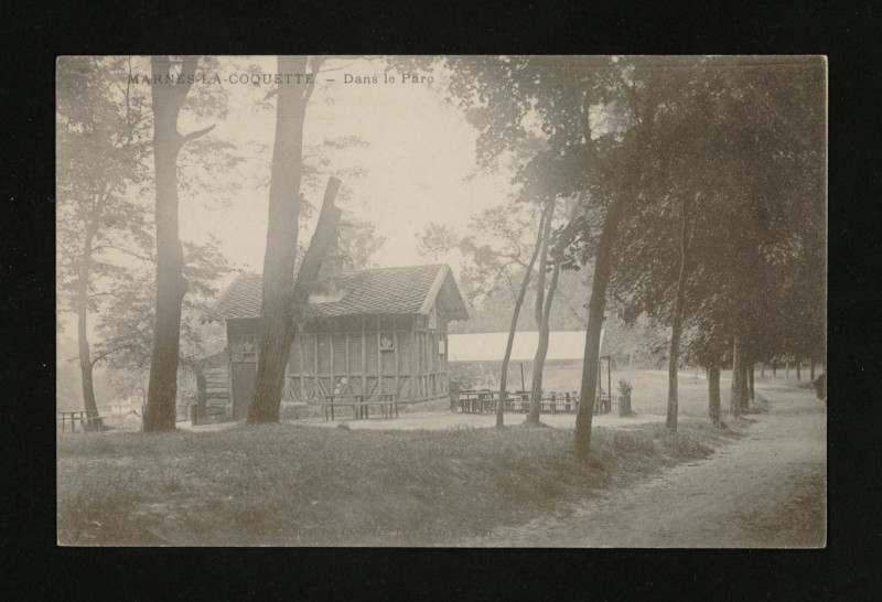 Carte postale ancienne Dans le Parc [Rendez-vous de chasse] à Marnes-la-Coquette